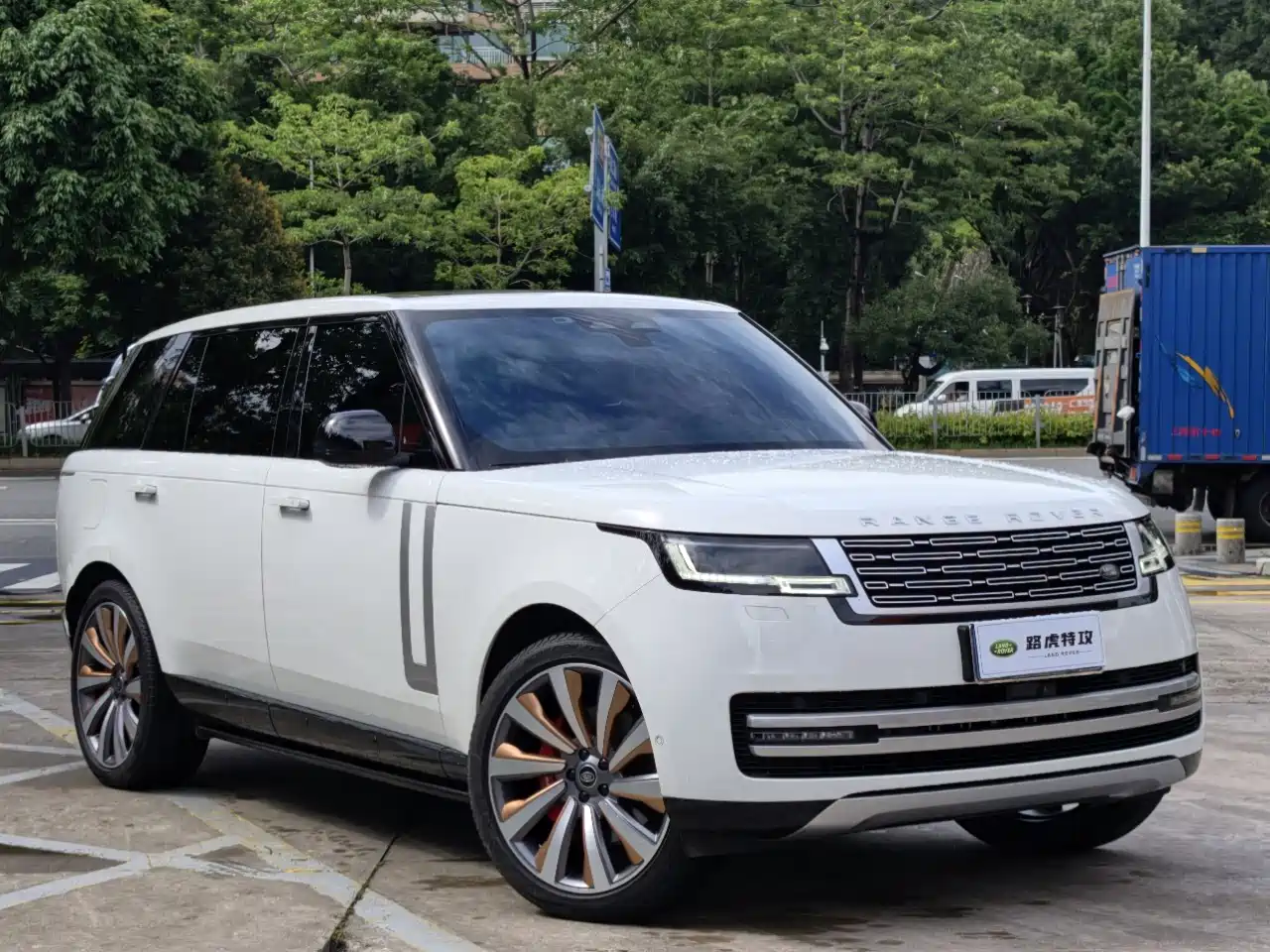 Land Rover Range Rover 2024 3.0 L6 400PS Genesis Extended фото 3