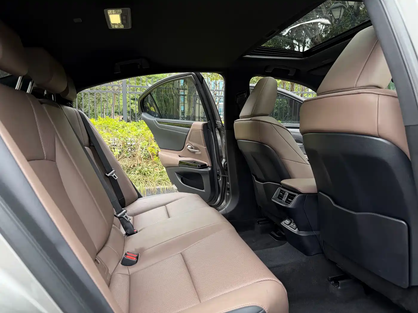 Lexus ES 2023 200 Excellence Edition фото 8