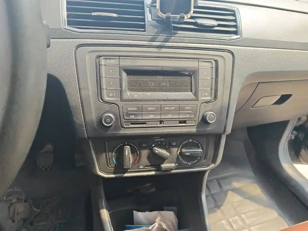 Volkswagen Santana 2016 1.4L Manual Trend Edition фото 6