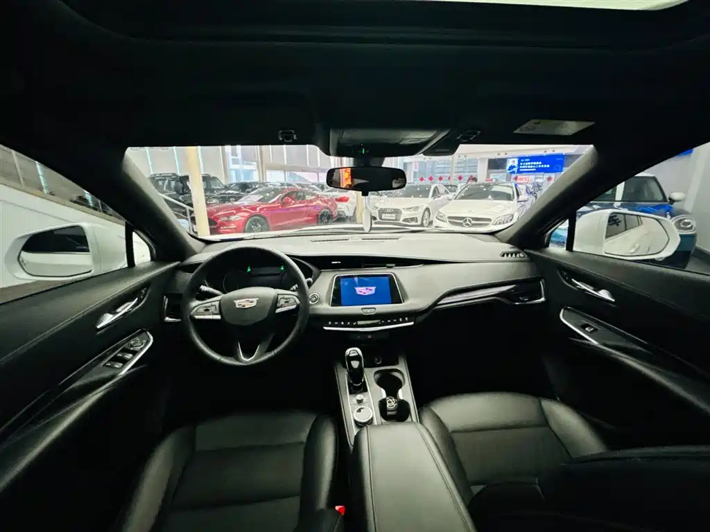CADILLAC XT4