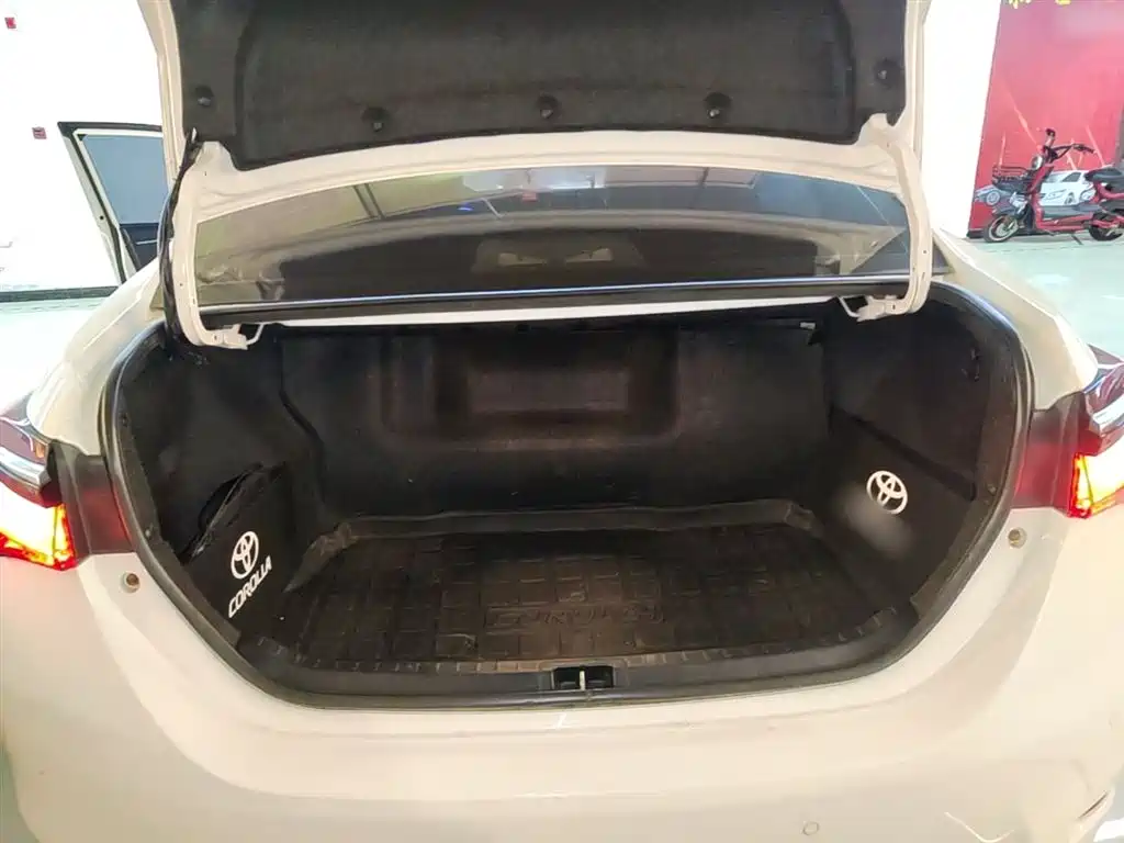 Toyota Corolla 2017 Facelift Hybrid 1.8L E-CVT Elite Edition фото 19