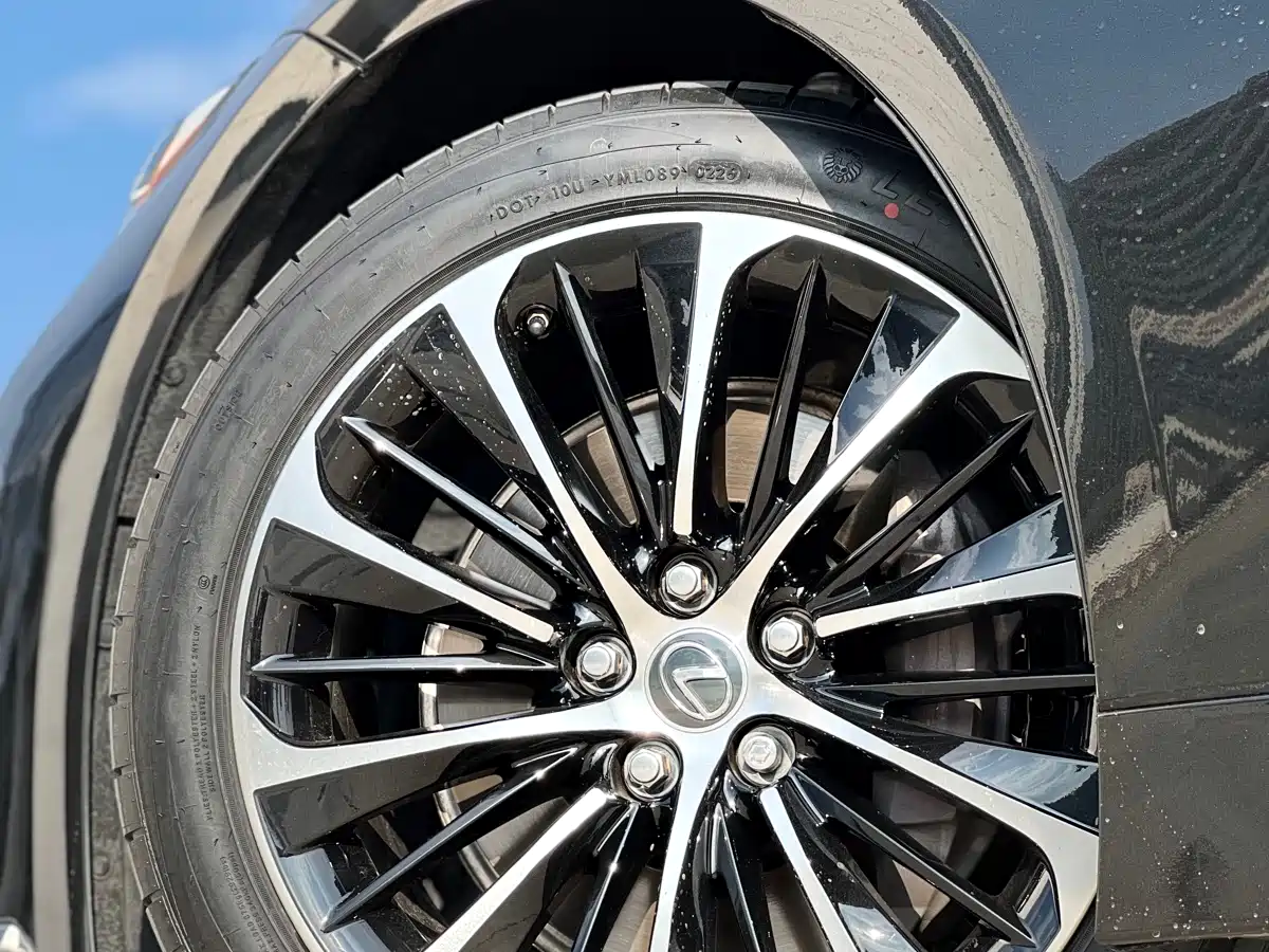 Lexus LS 2021 500h Executive Edition фото 14