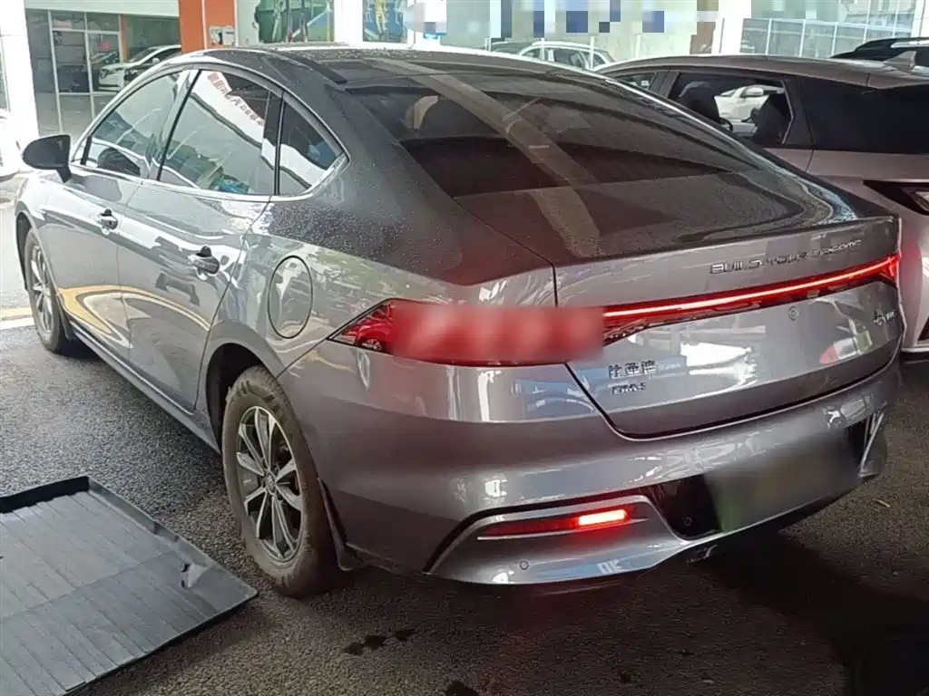 BYD Qin PLUS 2024 Glory Edition DM-i 55KM Leading фото 5