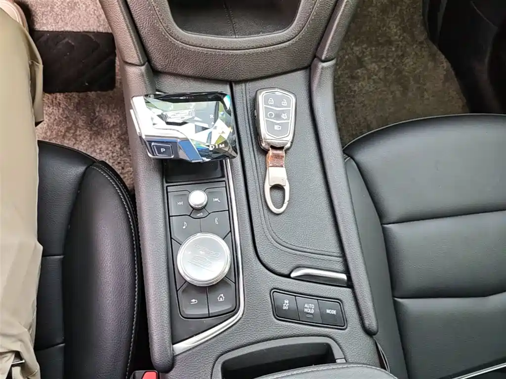 CADILLAC XT6