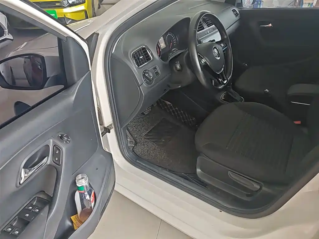 Volkswagen Polo 2016 1.6L Automatic Comfort фото 16