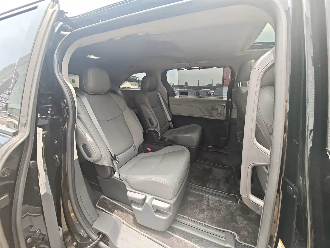 Toyota Sienna 2024 2.5L Hybrid Luxury Edition фото 15