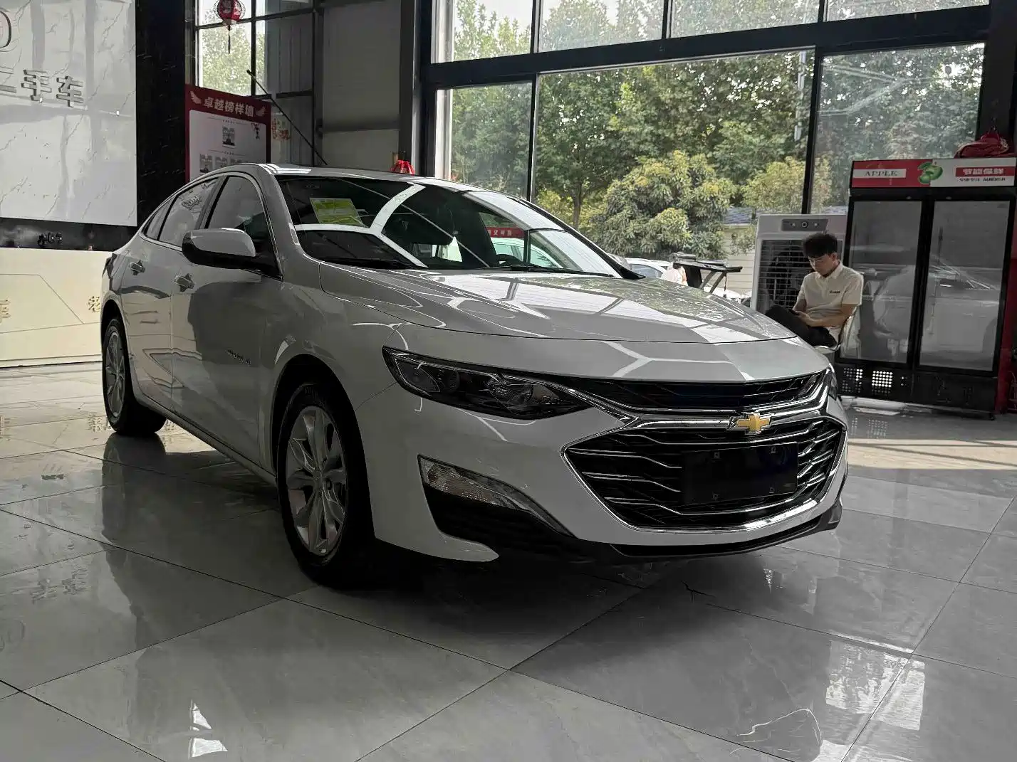 Photo 2 - Chevrolet Malibu XL