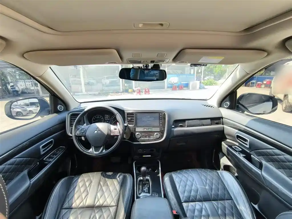 MITSUBISHI OUTLANDER