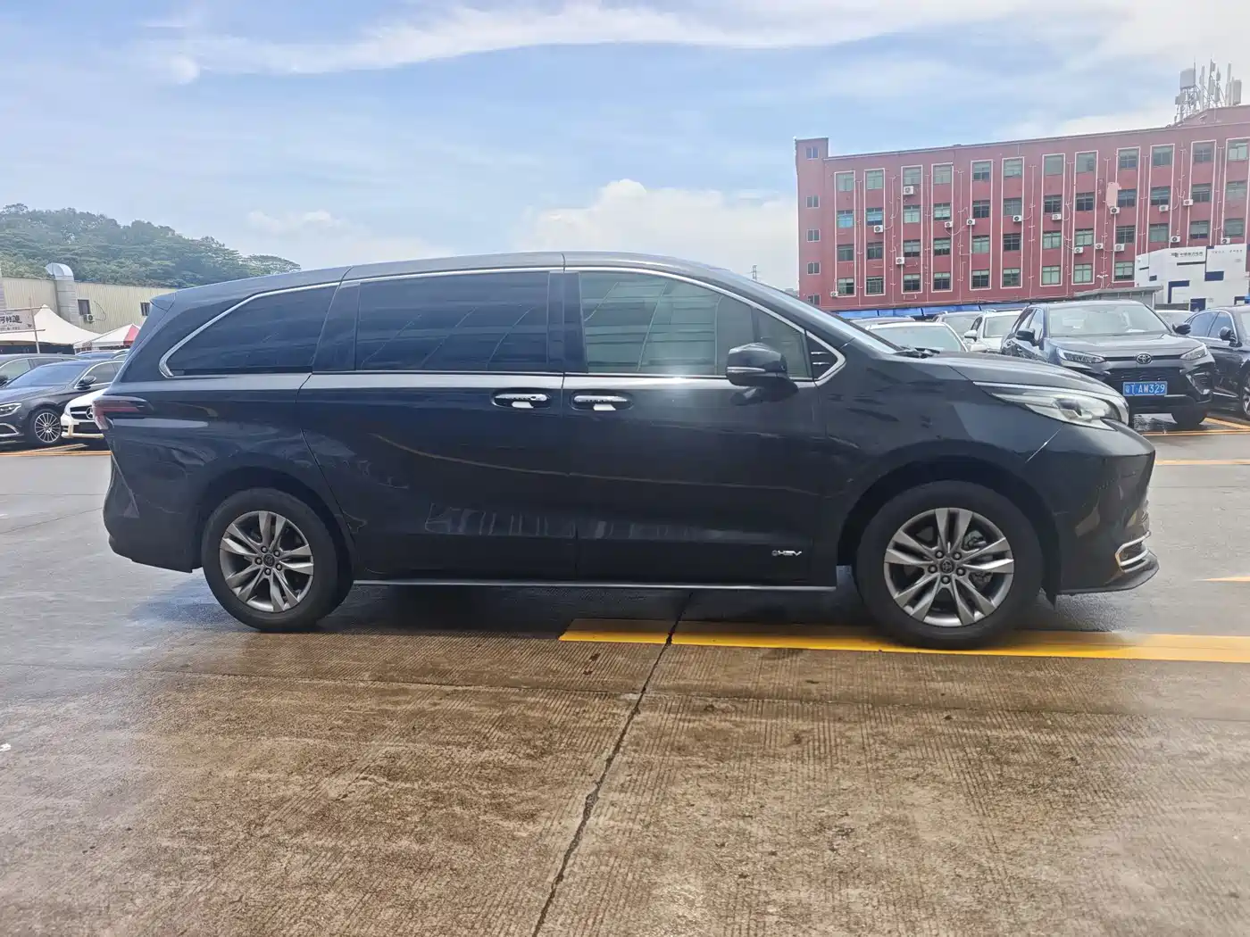 Toyota Sienna 2024 2.5L Hybrid Luxury Edition фото 4