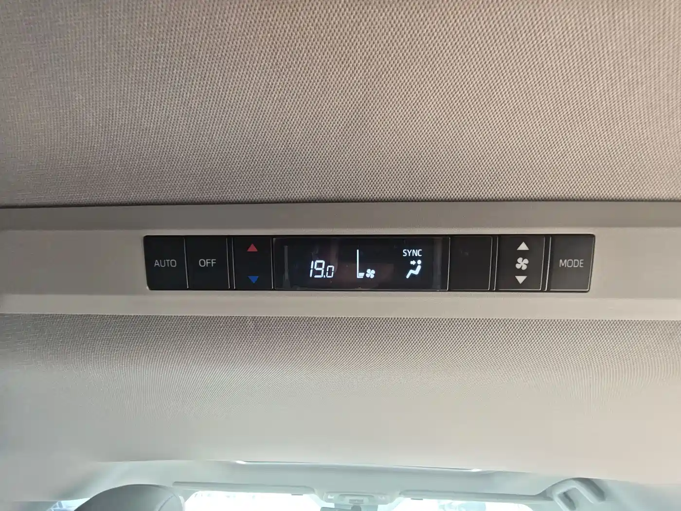 Toyota Sienna 2024 2.5L Hybrid Luxury Edition фото 16