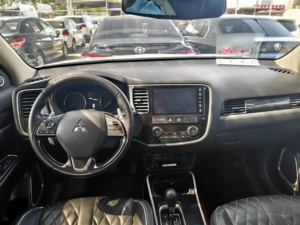 MITSUBISHI OUTLANDER