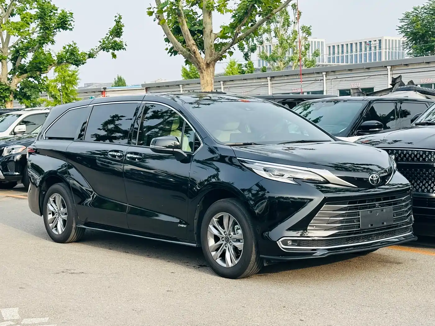 Toyota Sienna 2024 2.5L Hybrid 4WD Premium Edition фото 3