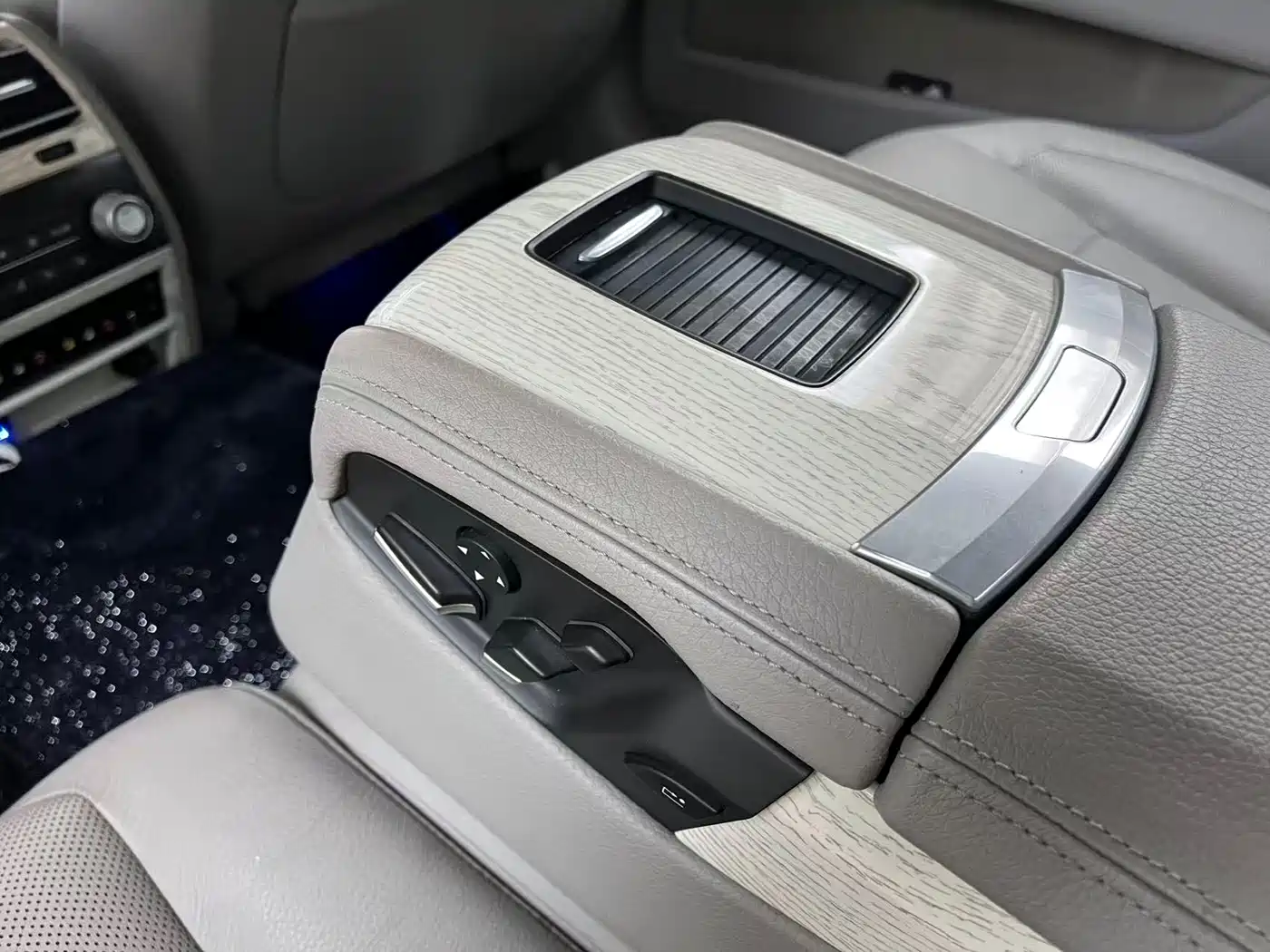 BMW 7 Series 2009 740Li Luxury фото 15