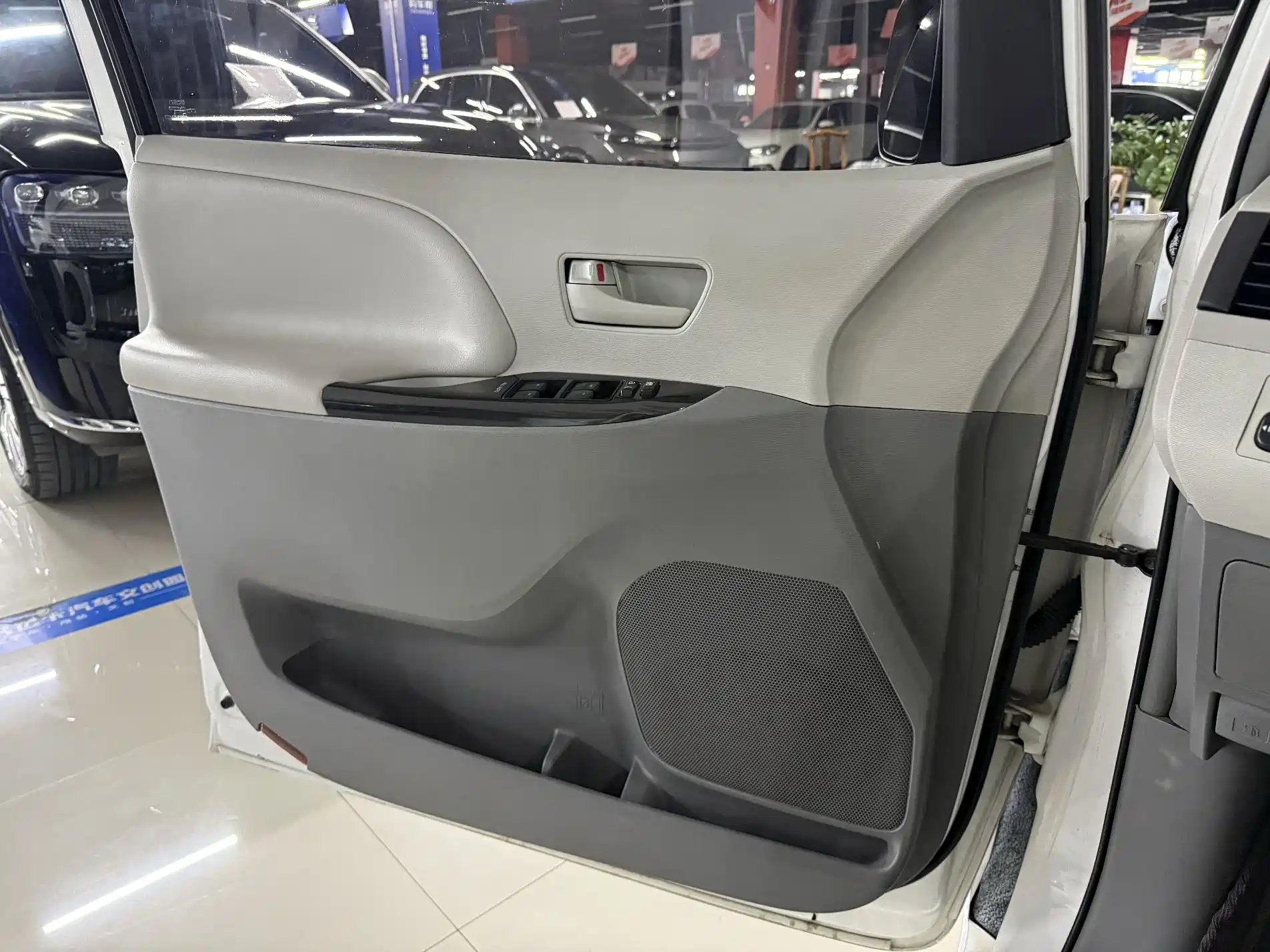 Photo 12 - Toyota Sienna
