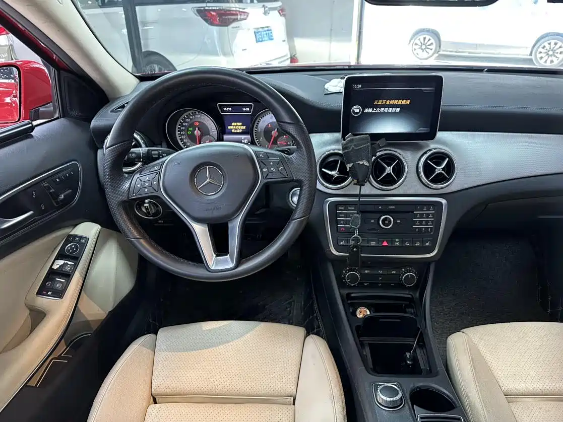 Mercedes-Benz GLA 2016 GLA 220 4MATIC Luxury фото 4