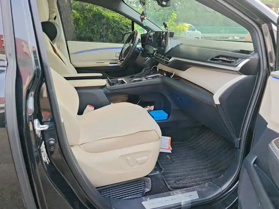 Toyota Granvia 2024 2024 2.5L Hybrid Premium PLUS
