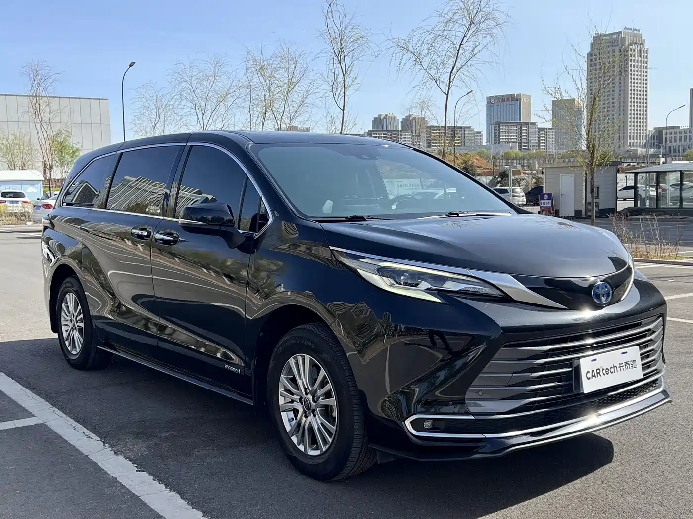 Toyota Sienna 2021 2.5L Hybrid Premium Edition фото 4