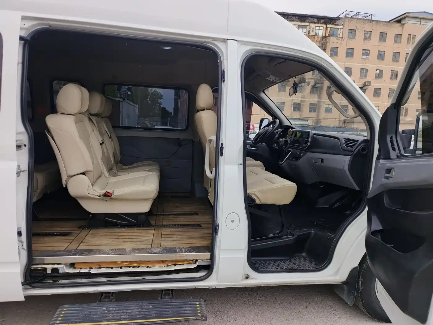 SAIC Maxus Xintu V80 2021 2.0T PLUS AMT Business Travel Edition Long Wheelbase Medium Roof 9 Seats фото 7
