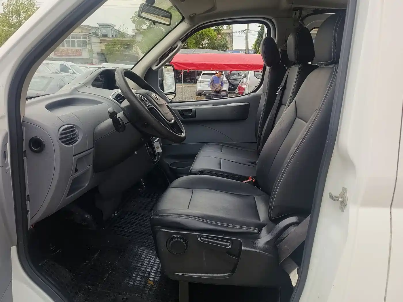 Maxus Xintu V80 2018 2018 2.5T AMT Elite Short Wheelbase Ultra-Low Roof 5-6 Seater
