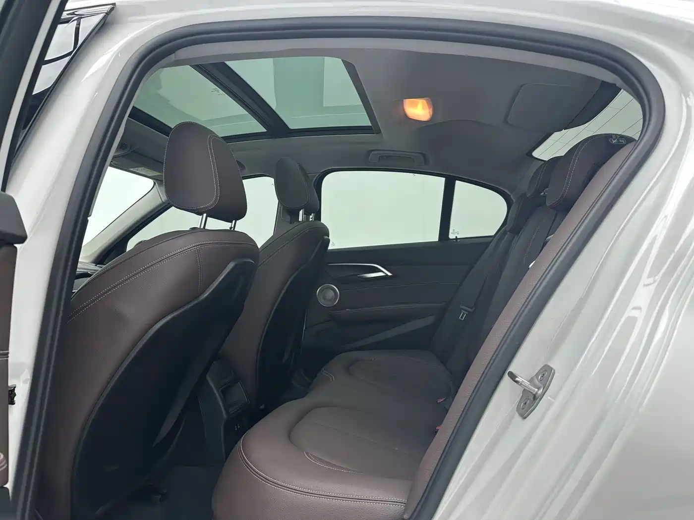 BMW 1 Series 2023 120i M Sport Shadow Edition фото 6