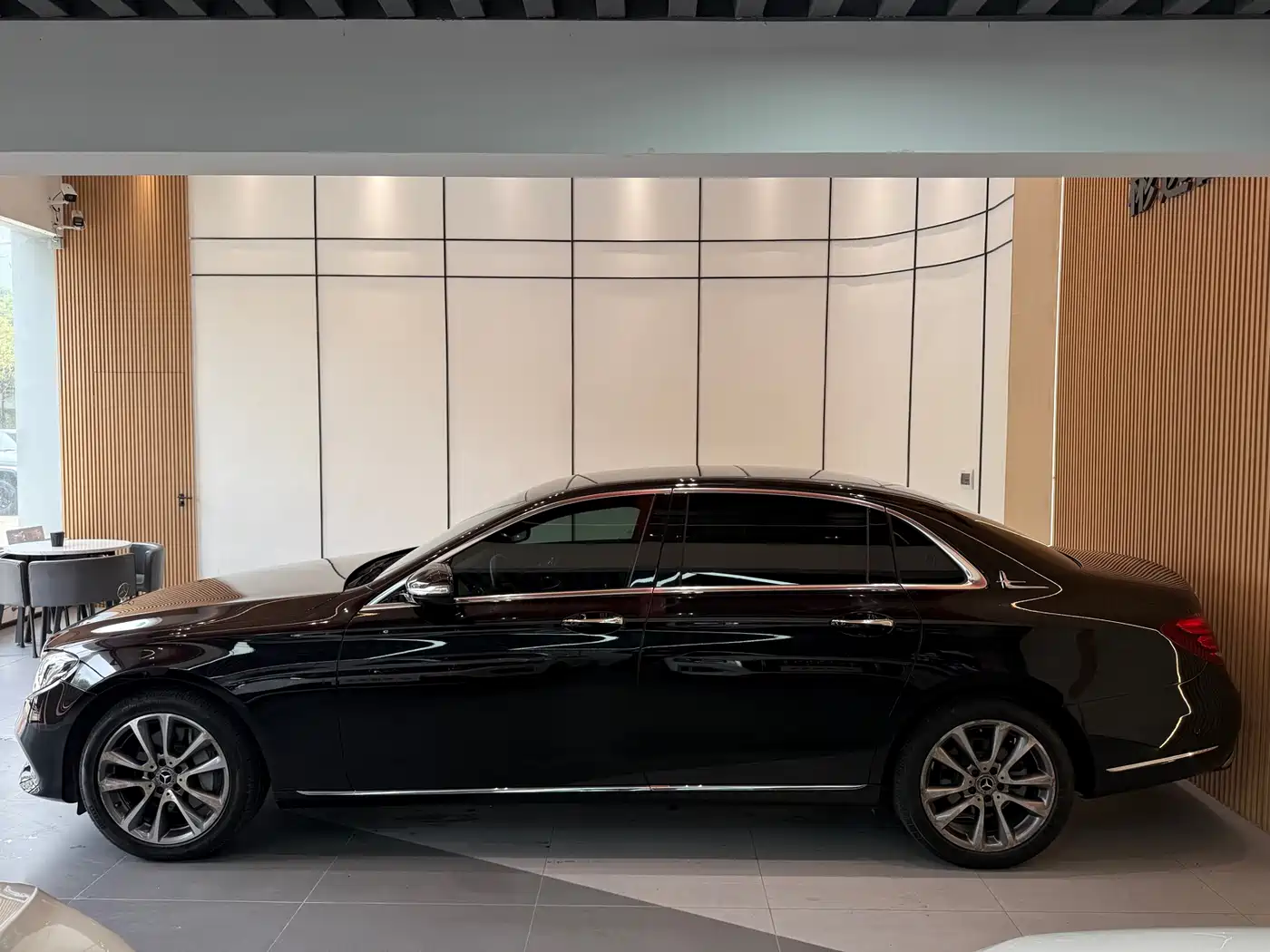 Mercedes-Benz E-Class 2018 E 300 L Luxury фото 4