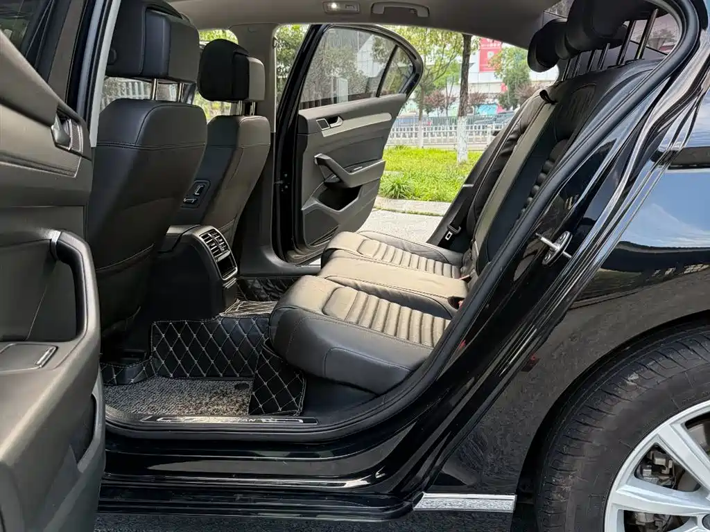 Volkswagen Magotan 2018 330TSI DSG Leading фото 11