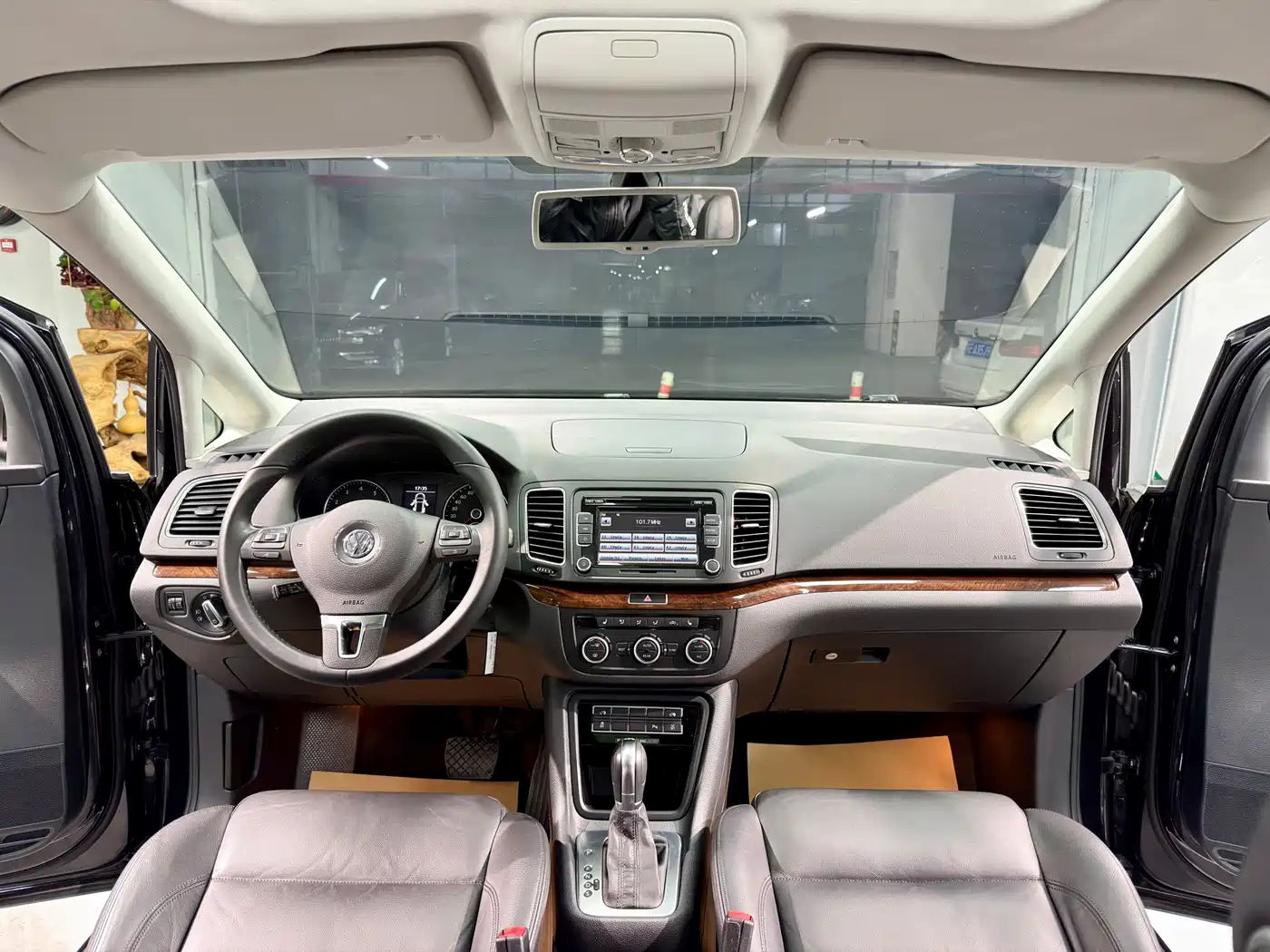 Volkswagen Sharan 2014 2.0TSI Comfort фото 12