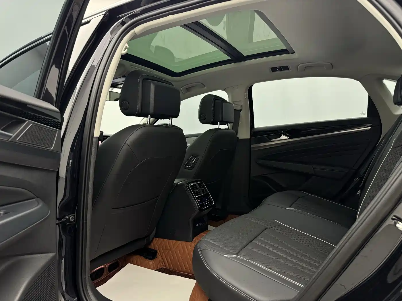 Volkswagen Passat 2024 330TSI Starlight Elite Edition фото 20