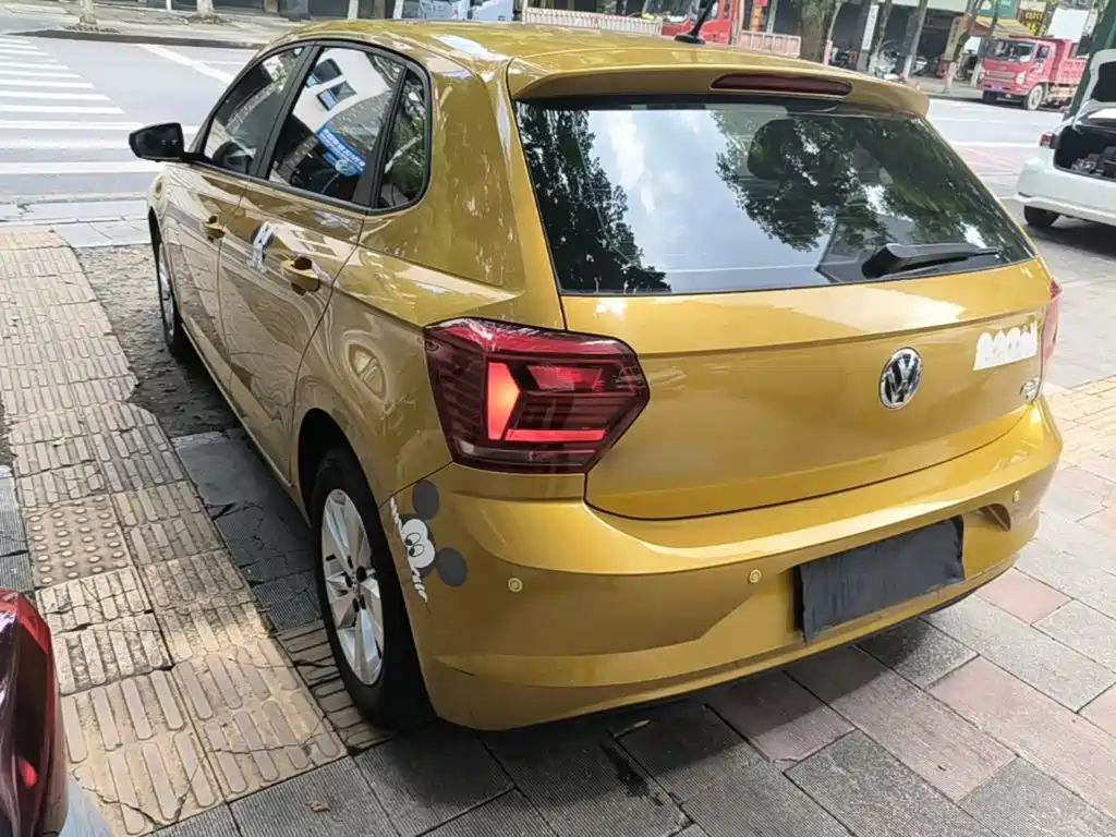 VOLKSWAGEN POLO