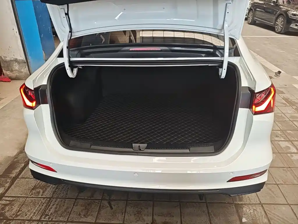 Фото 19 - Roewe i5