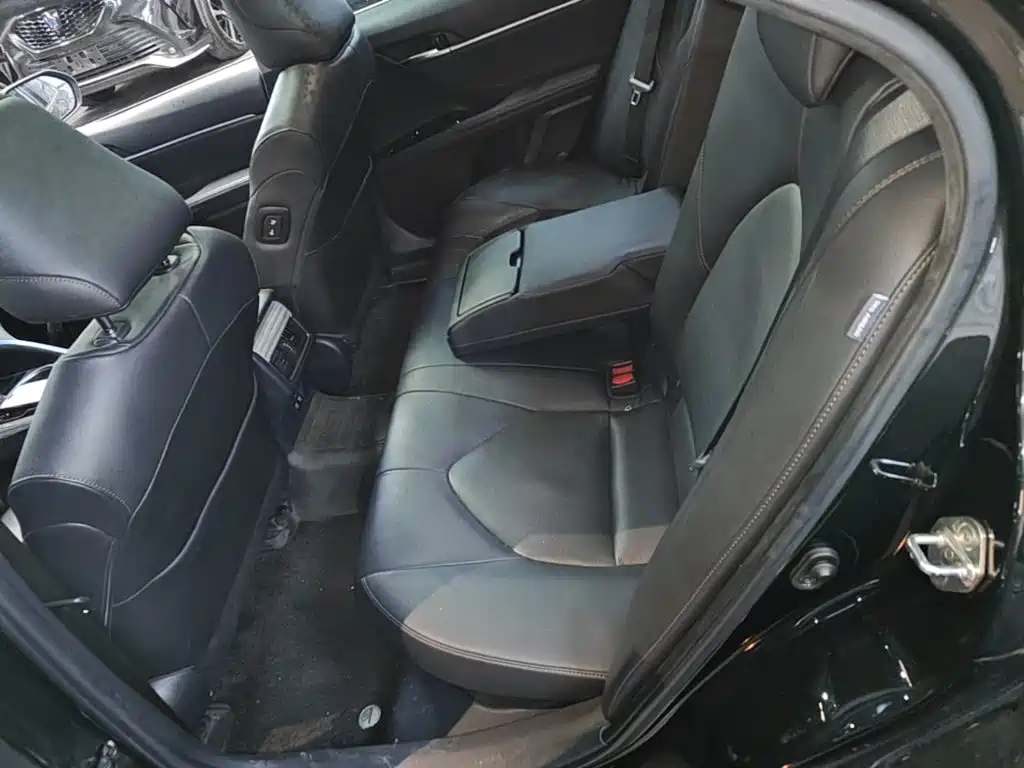 Фото 13 - Toyota Camry