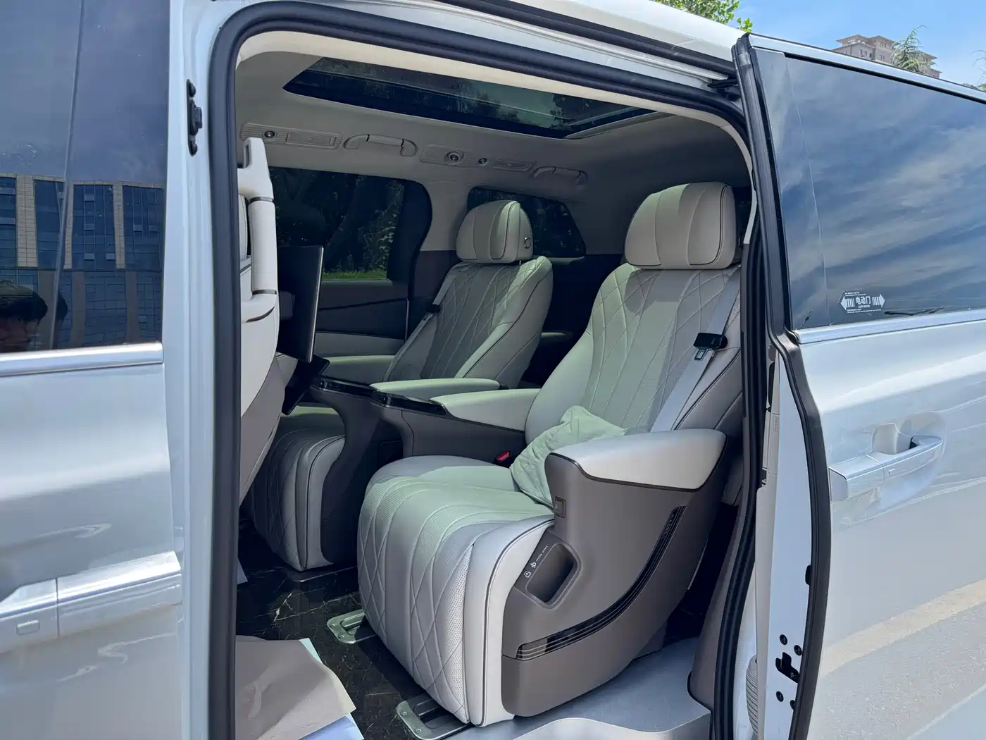 Denza D9 2023 2022 DM-i 970 AWD Flagship