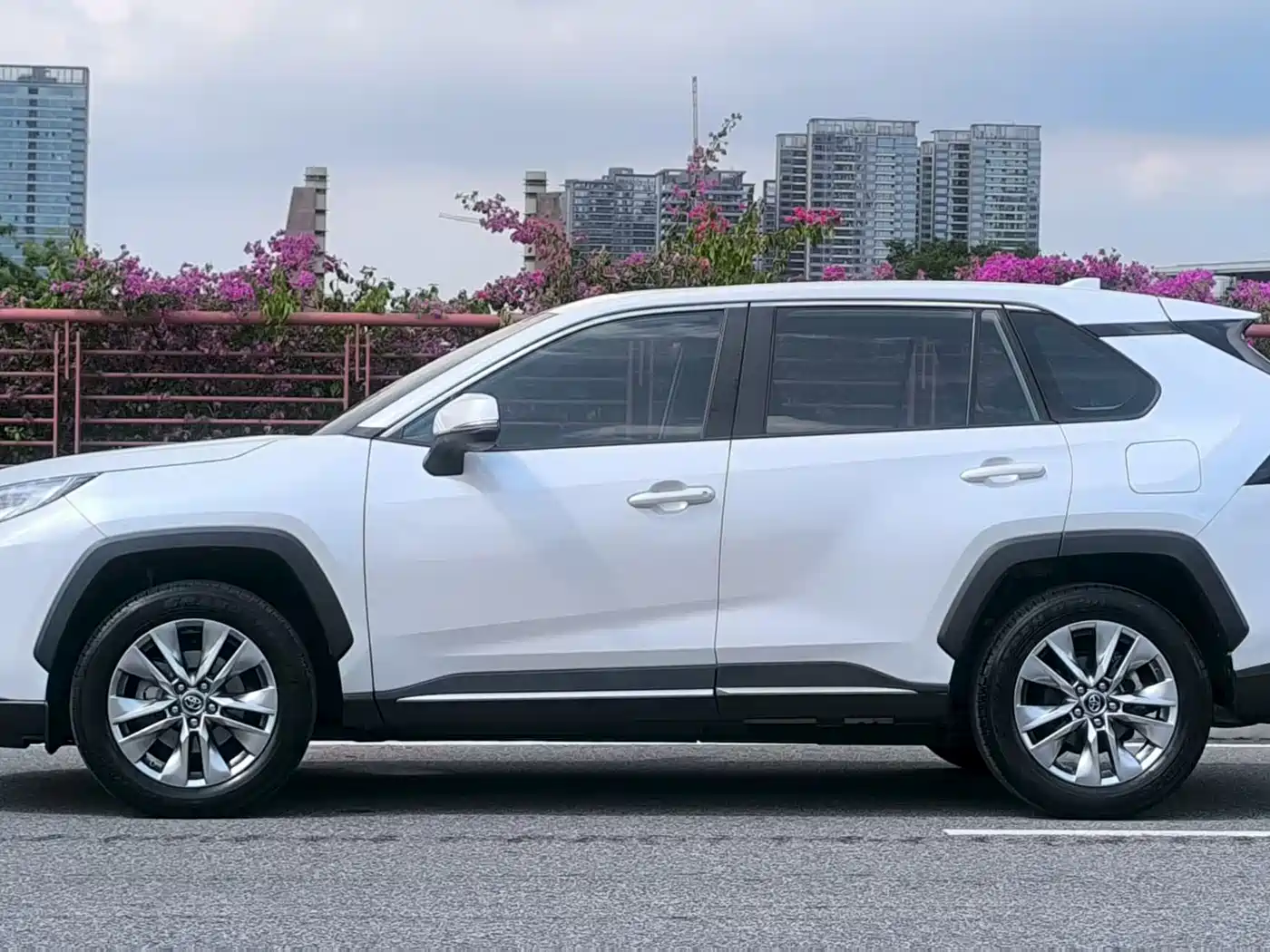 Toyota Wildlander 2021 2.0L CVT 4WD Luxury Edition фото 8