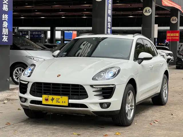 PORSCHE MACAN