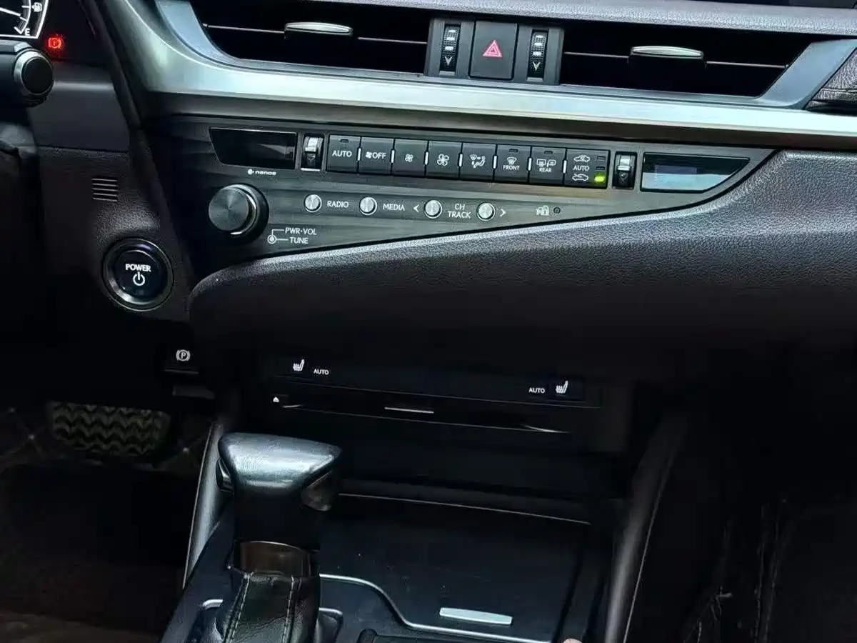 Lexus ES 2018 300h Excellence Edition China V фото 7