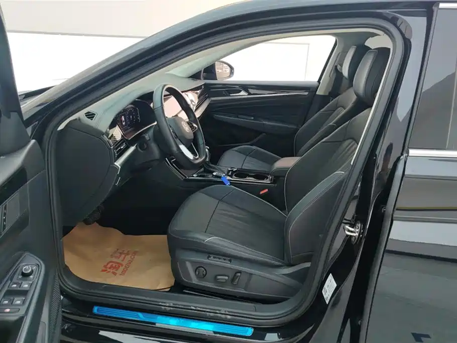 Volkswagen Passat 2022 330TSI Luxury Edition фото 9