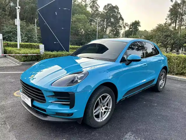 PORSCHE MACAN