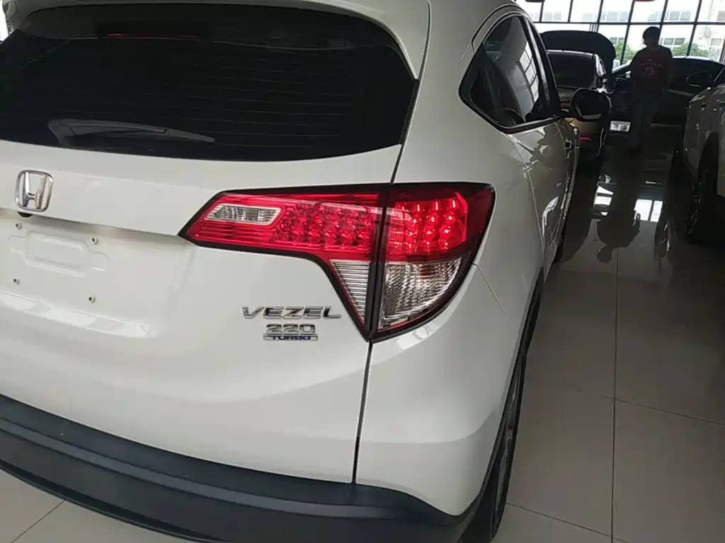 Фото 8 - Honda Vezel