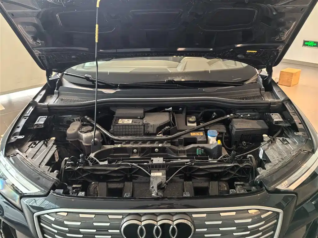 AUDI Q4 E TRON