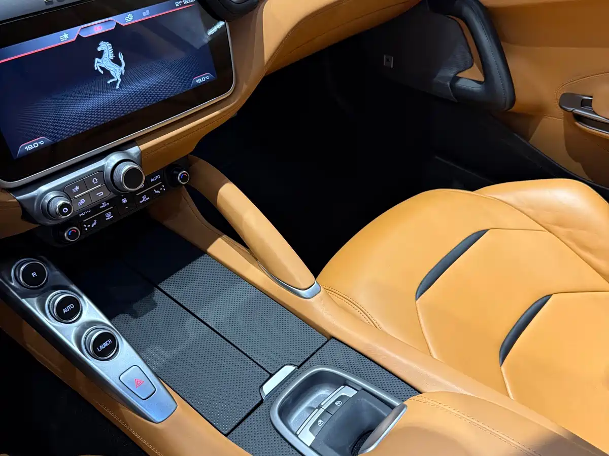 Ferrari GTC4Lusso 2017 3.9T V8 фото 14