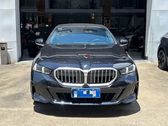 BMW 5 Series 2026 525Li M Sport Package — фото 2