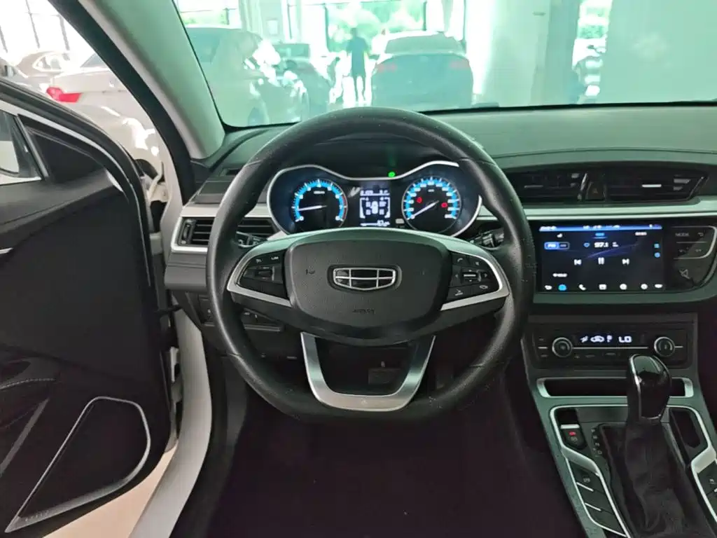 Фото 11 - Geely Emgrand