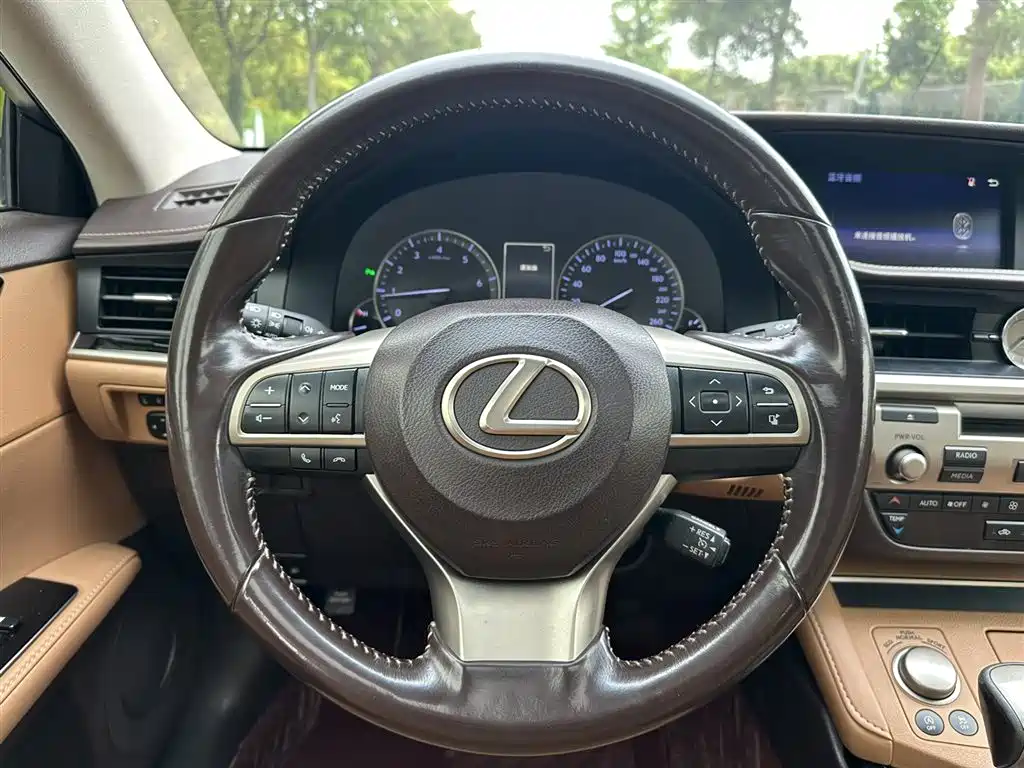 Lexus ES 2015 200 Elite Edition фото 10