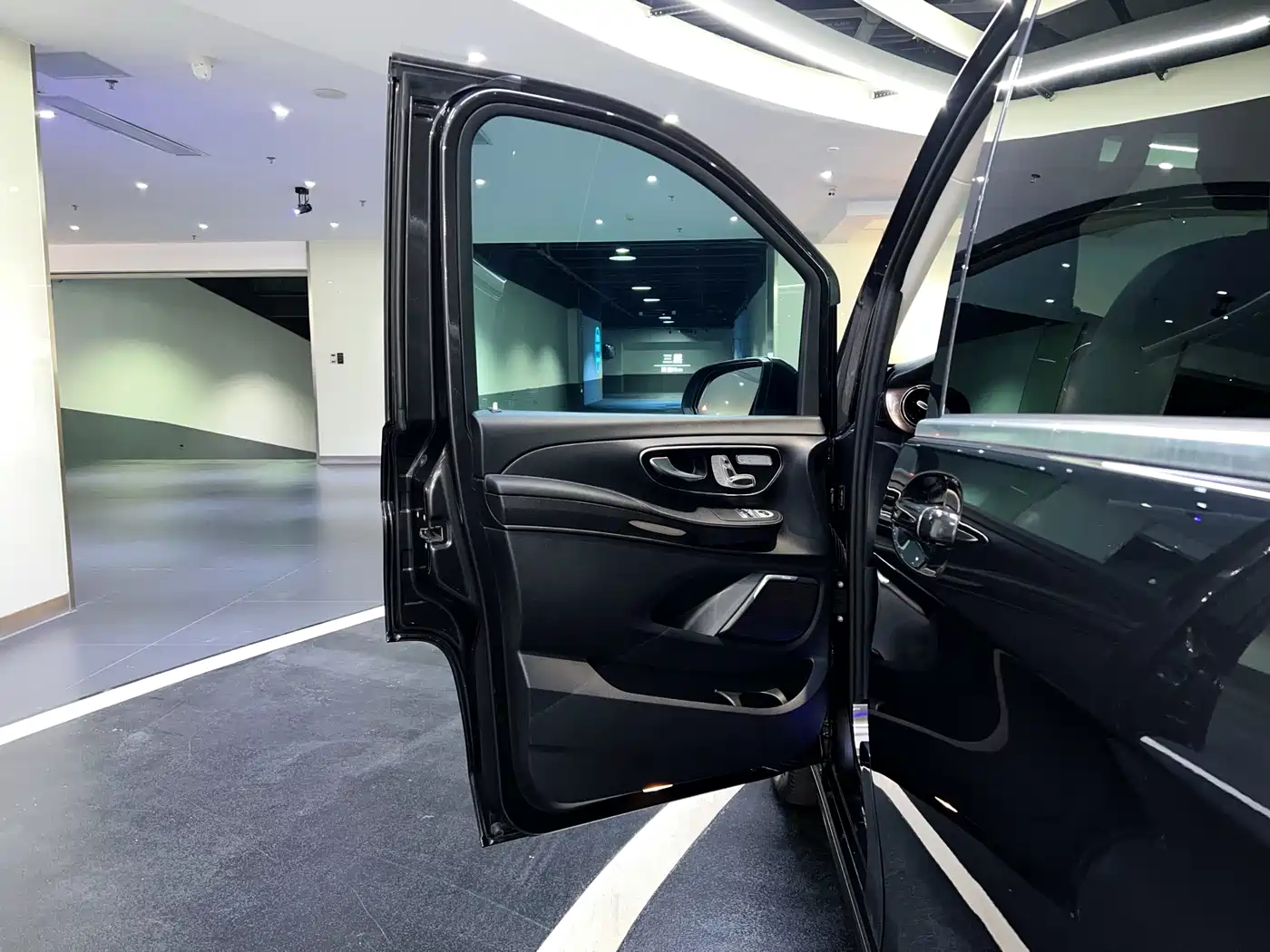 Mercedes-Benz V-Class 2020 Model V 260 L Long Wheelbase Luxury фото 12