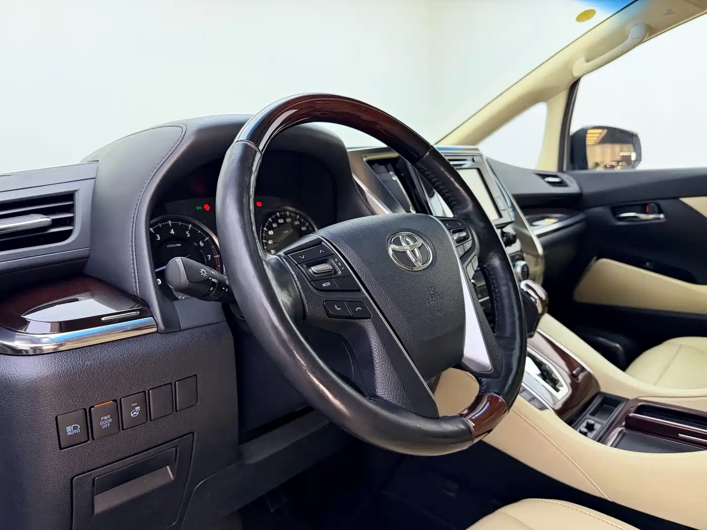 Фото 15 - Toyota Alphard
