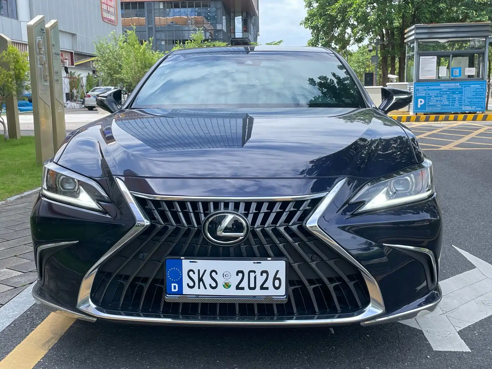 Photo 2 - Lexus ES