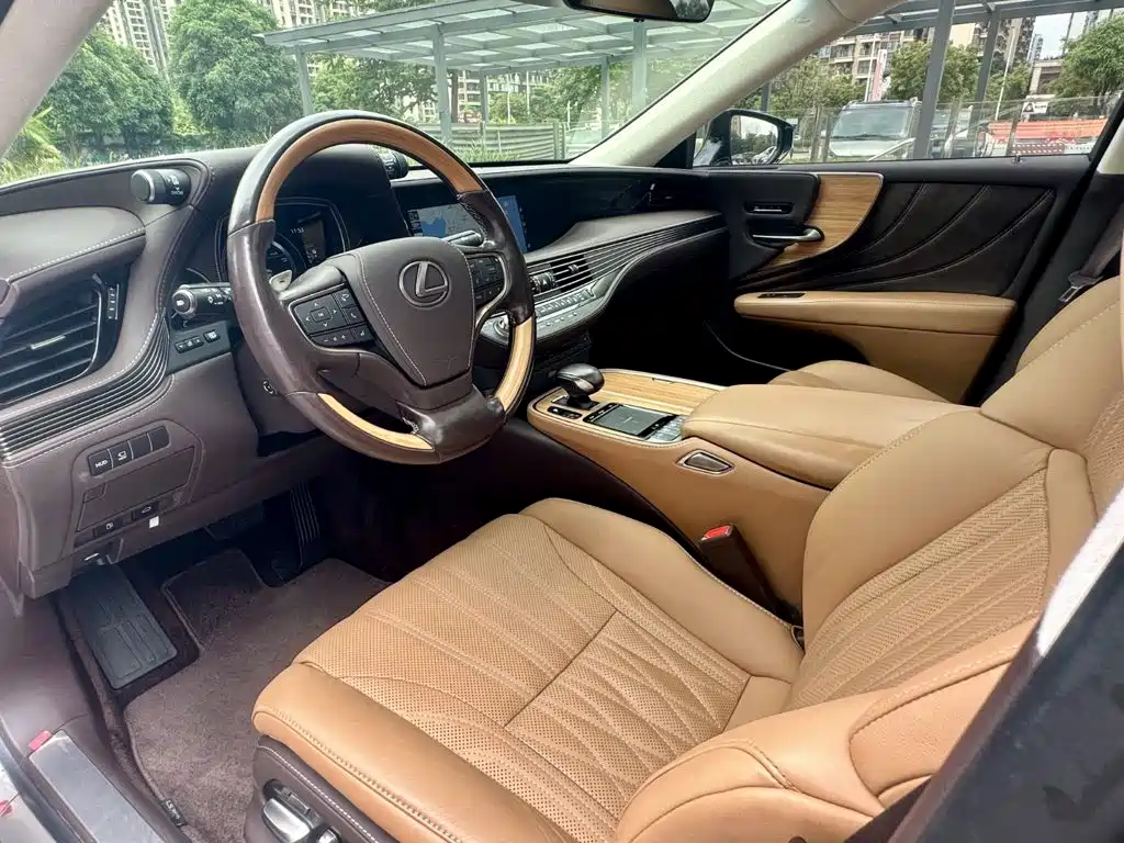 Фото 8 - Lexus LS