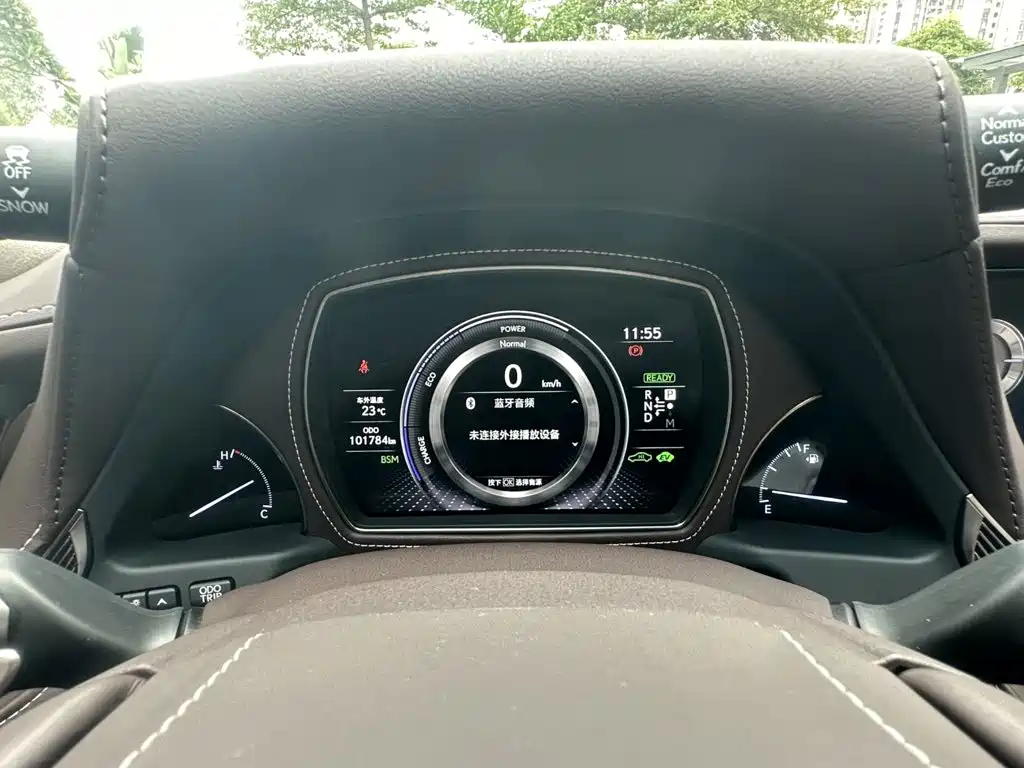 Фото 16 - Lexus LS