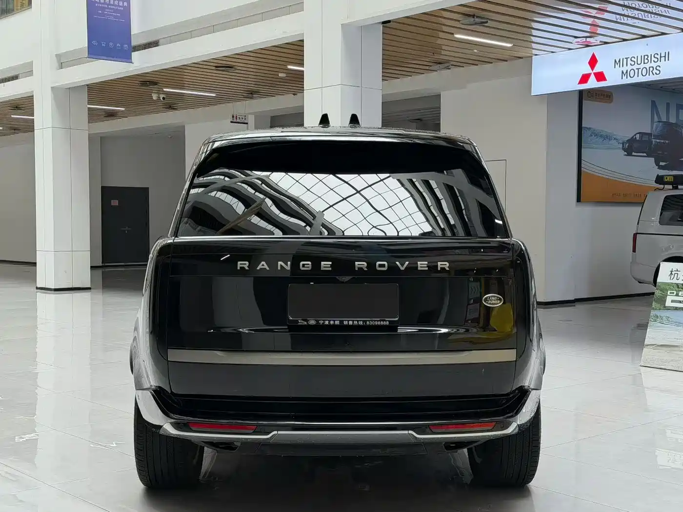 Land Rover Range Rover 2023 3.0 L6 400PS Golden Age 7-Seater Long Wheelbase фото 3