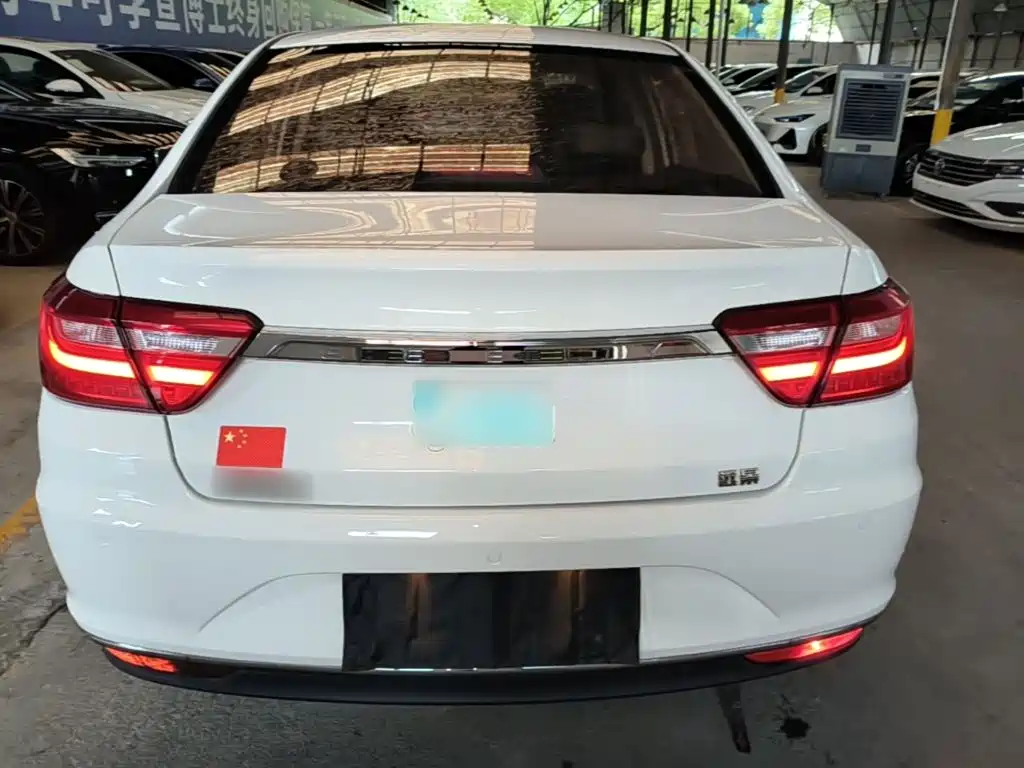 Фото 6 - Geely Vision